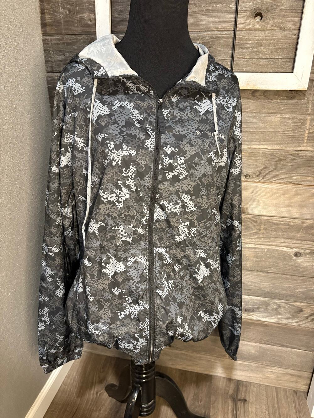 Columbia Sportswear thin windbreaker zip up gray camo jacket women's size med